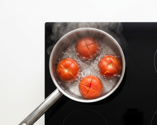 Qué es escaldar: la técnica de cocina que mejora verduras, frutas y hortalizas