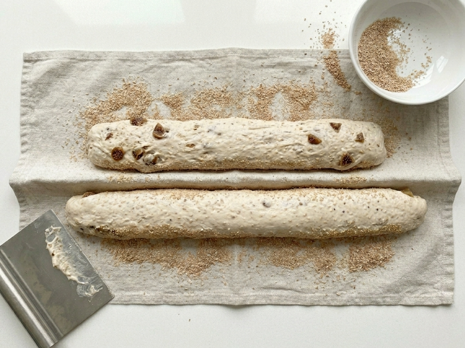 Garrotes de San Isidro, el pan madrileño de masa madre, higos y ajonjolí
