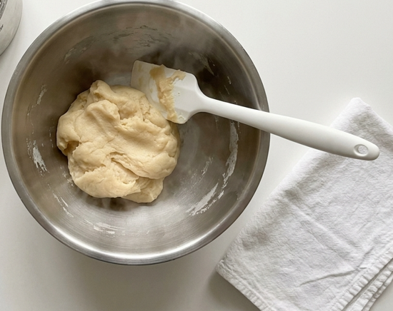 Gougères de queso. Bocaditos franceses de pasta choux para el aperitivo