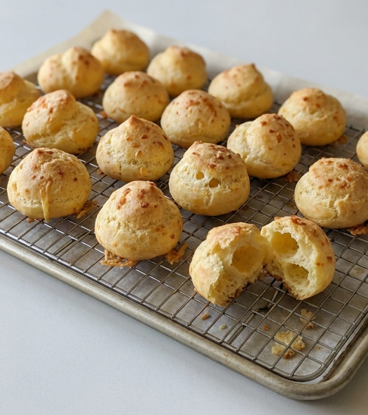 Gougères de queso. Bocaditos franceses de pasta choux para el aperitivo