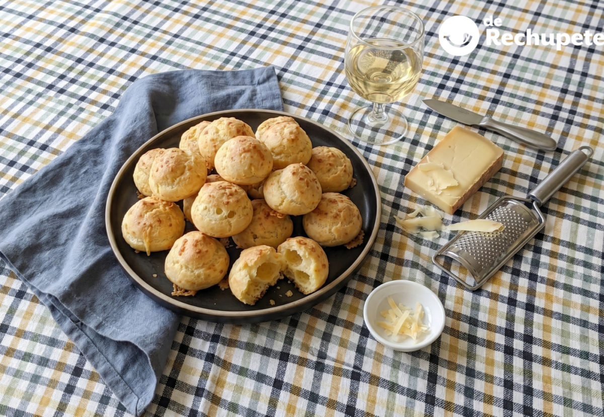 Gougères de queso. Bocaditos franceses de pasta choux para el aperitivo