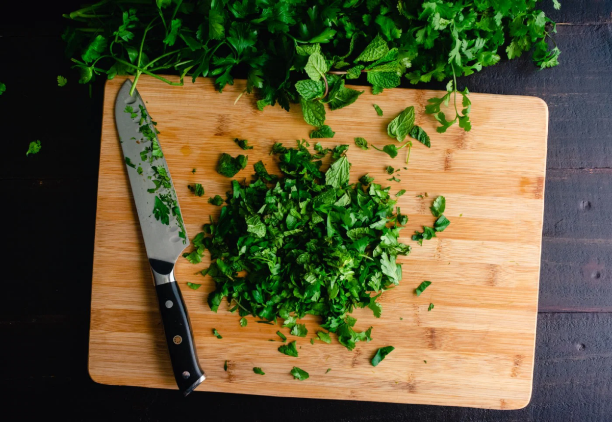 ¿Cada cuánto hay que cambiar las tablas de cortar? Claves de higiene y seguridad en la cocina