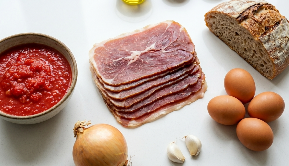 Magras con tomate a la navarra, receta con jamón y huevo para mojar pan