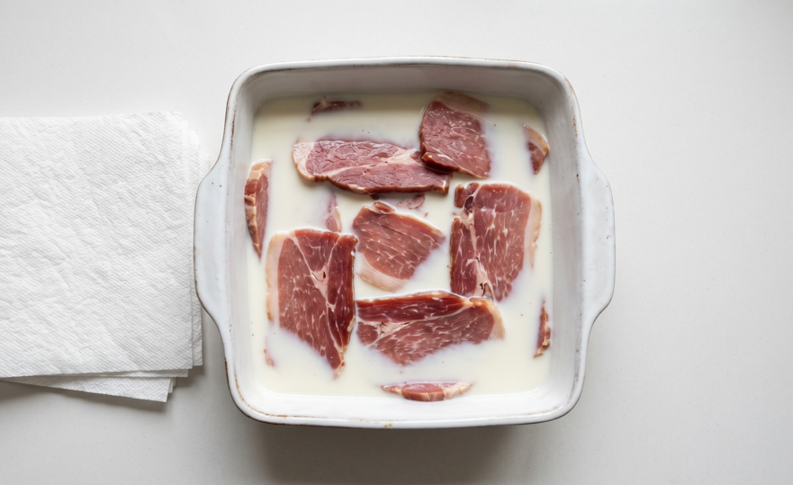 Magras con tomate a la navarra, receta con jamón y huevo para mojar pan