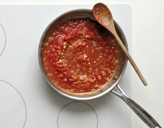 Magras con tomate a la navarra, receta con jamón y huevo para mojar pan