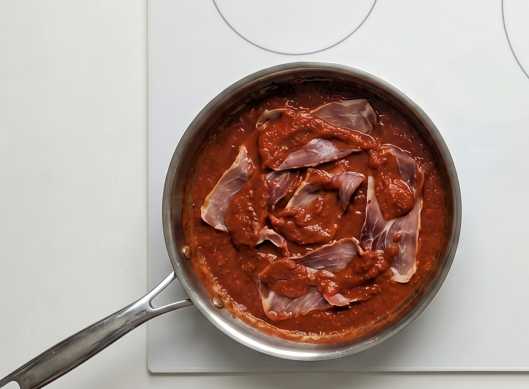 Magras con tomate a la navarra, receta con jamón y huevo para mojar pan