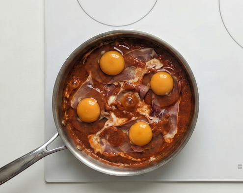 Magras con tomate a la navarra, receta con jamón y huevo para mojar pan