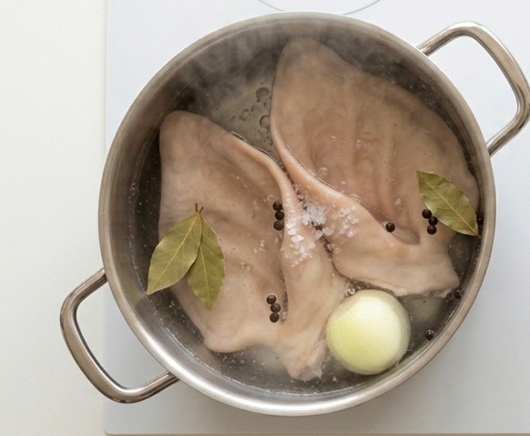 Oreja a la gallega con cachelos. Receta sencilla al estilo á feira