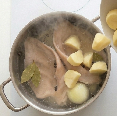 Oreja a la gallega con cachelos. Receta sencilla al estilo á feira
