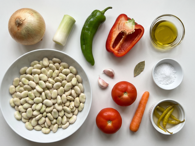 Pochas a la navarra, un guiso suave de legumbre fresca y verduras