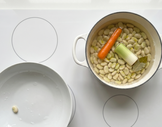 Pochas a la navarra, un guiso suave de legumbre fresca y verduras