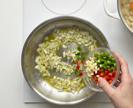 Pochas a la navarra, un guiso suave de legumbre fresca y verduras