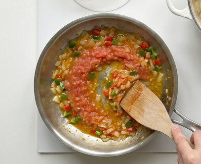 Pochas a la navarra, un guiso suave de legumbre fresca y verduras