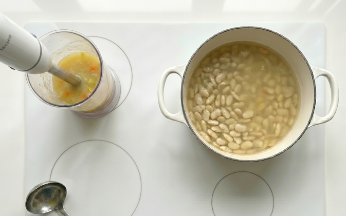 Pochas a la navarra, un guiso suave de legumbre fresca y verduras