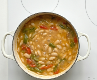 Pochas a la navarra, un guiso suave de legumbre fresca y verduras