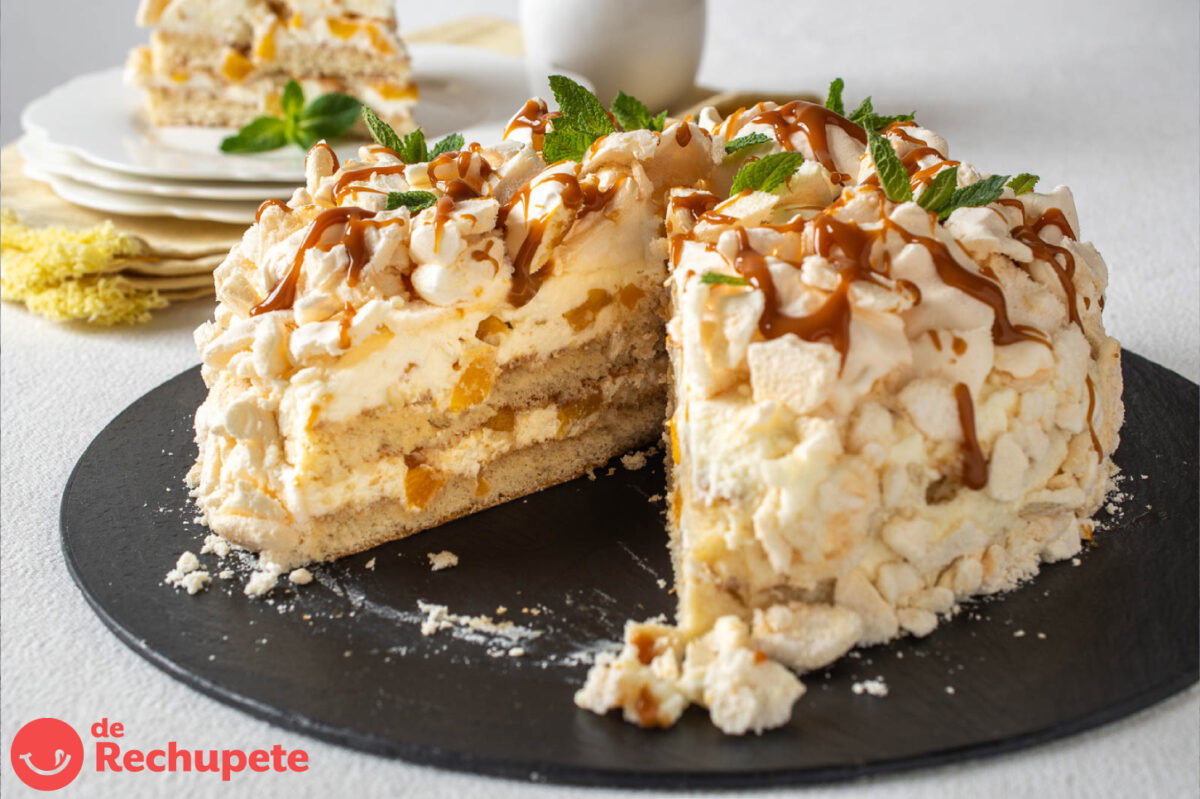 Chajá uruguayo. Receta tradicional fácil con bizcocho, nata y merengue