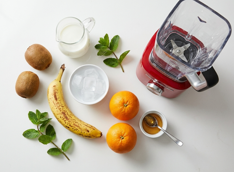 Smoothie de kiwi, plátano y naranja. Receta fácil, rápida y llena de fruta fresca