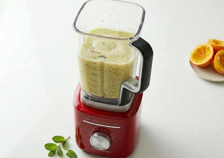 Smoothie de kiwi, plátano y naranja. Receta fácil, rápida y llena de fruta fresca