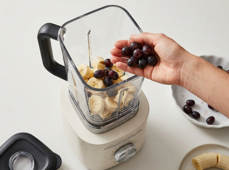 Smoothie de plátano y uva casero. Receta fácil, cremosa y energética para cualquier momento del día