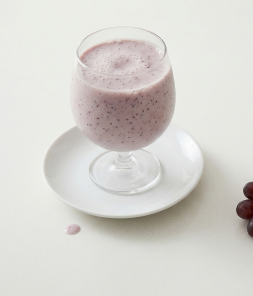 Smoothie de plátano y uva casero. Receta fácil, cremosa y energética para cualquier momento del día