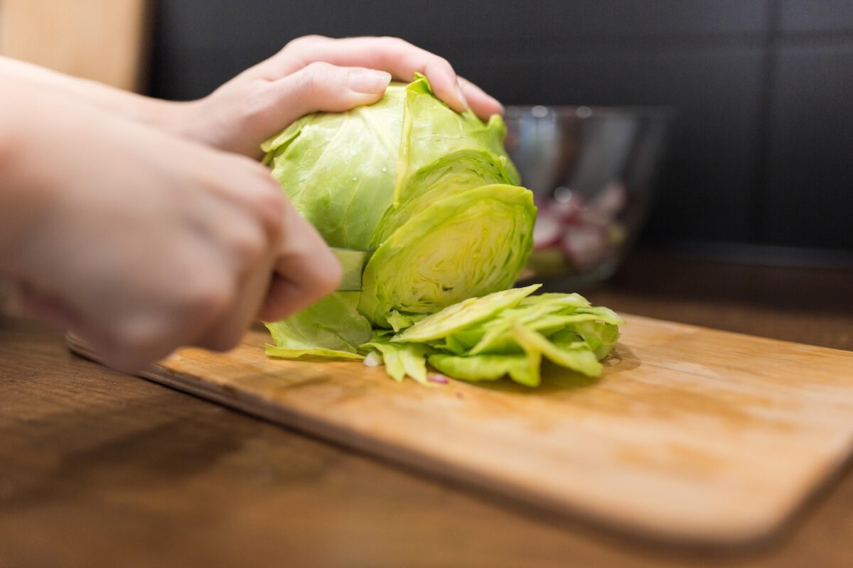 ¿Cada cuánto hay que cambiar las tablas de cortar? Claves de higiene y seguridad en la cocina