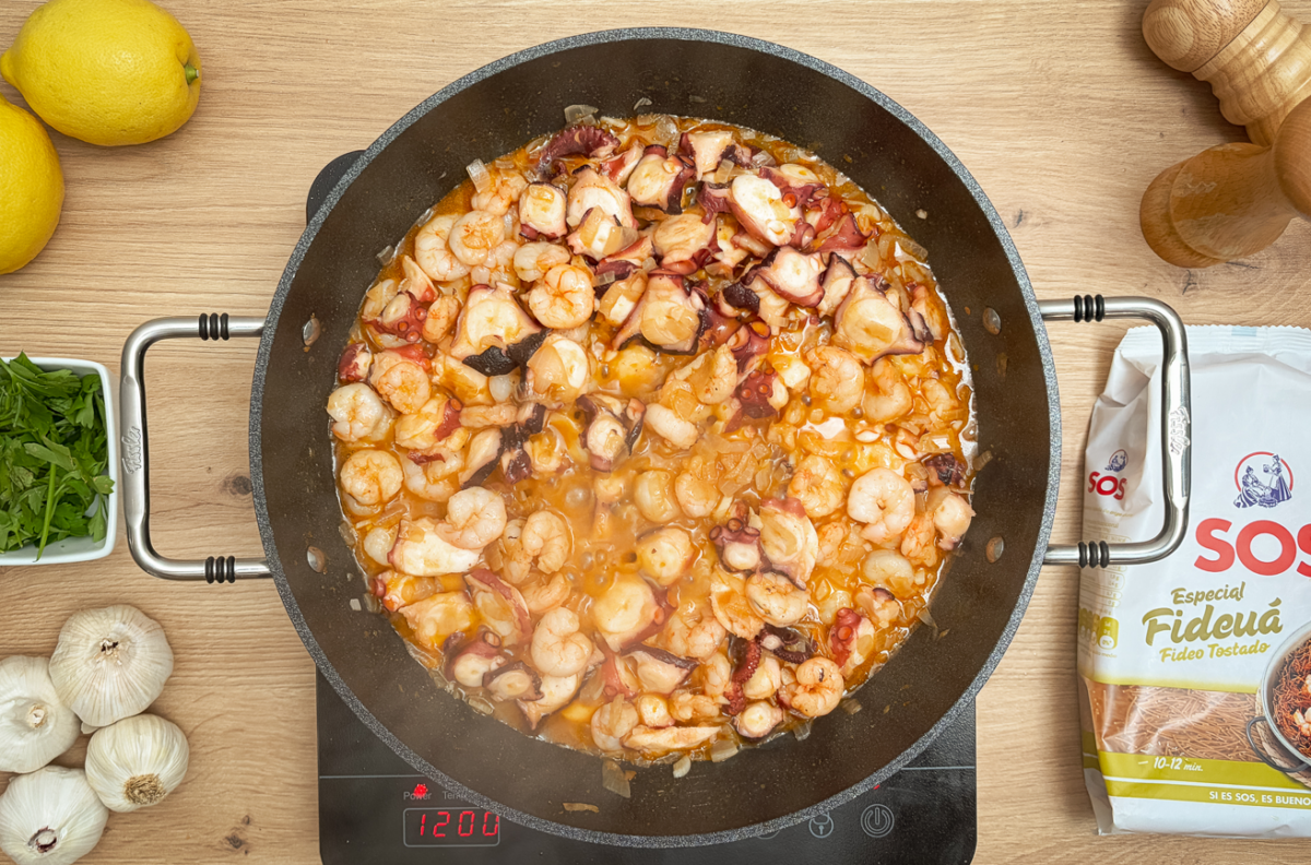 Fideuá de pulpo y gambas. Receta fácil y sabrosa que siempre sale bien