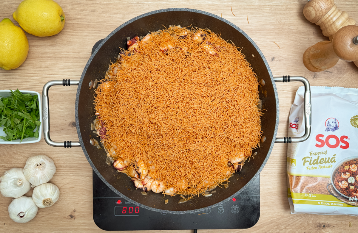 Fideuá de pulpo y gambas. Receta fácil y sabrosa que siempre sale bien
