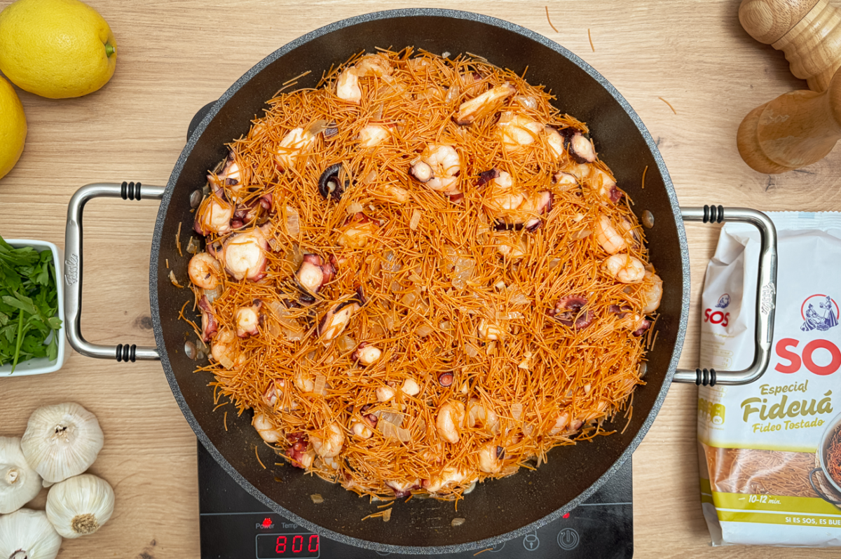 Fideuá de pulpo y gambas. Receta fácil y sabrosa que siempre sale bien