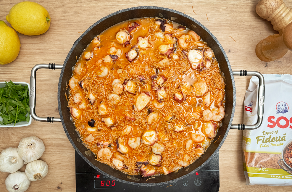 Fideuá de pulpo y gambas. Receta fácil y sabrosa que siempre sale bien