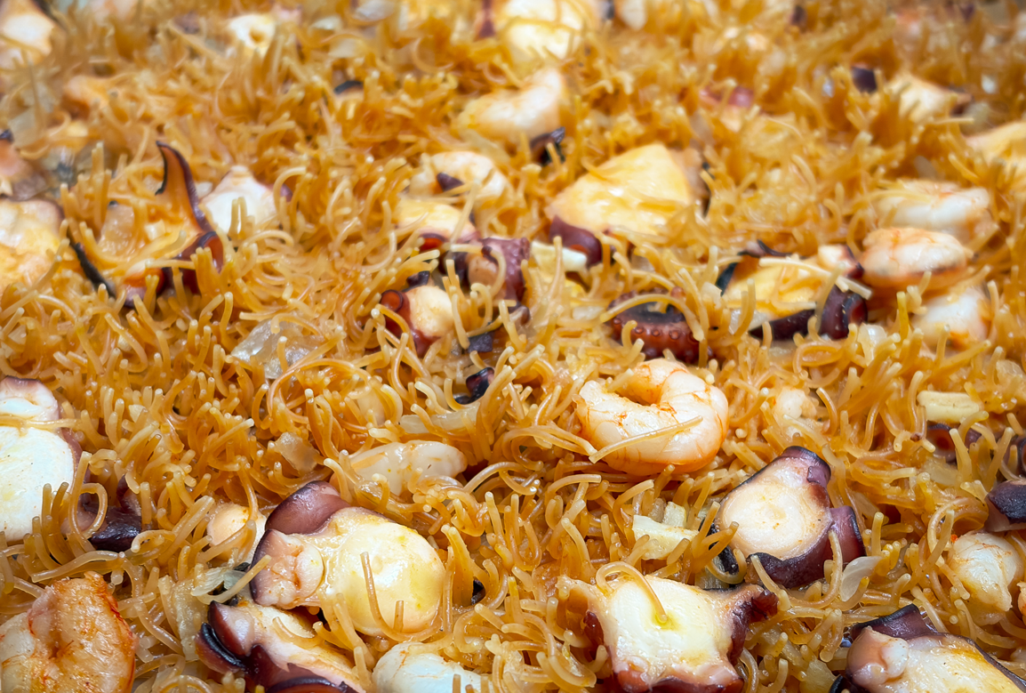 Fideuá de pulpo y gambas. Receta fácil y sabrosa que siempre sale bien