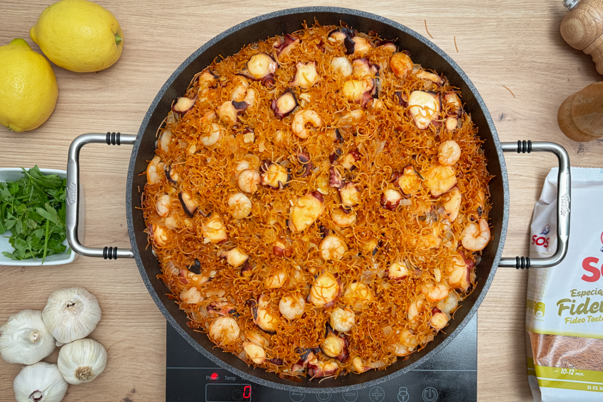 Fideuá de pulpo y gambas. Receta fácil y sabrosa que siempre sale bien