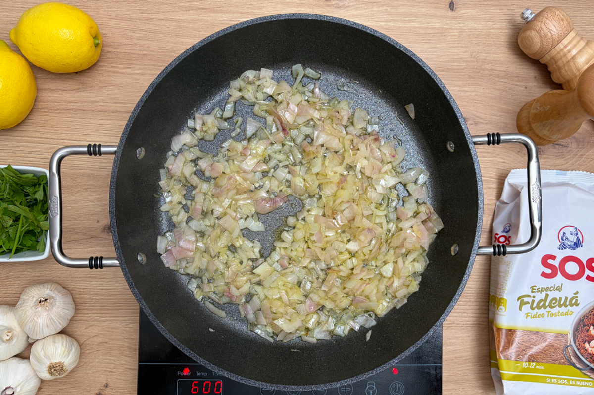 Fideuá de pulpo y gambas. Receta fácil y sabrosa que siempre sale bien
