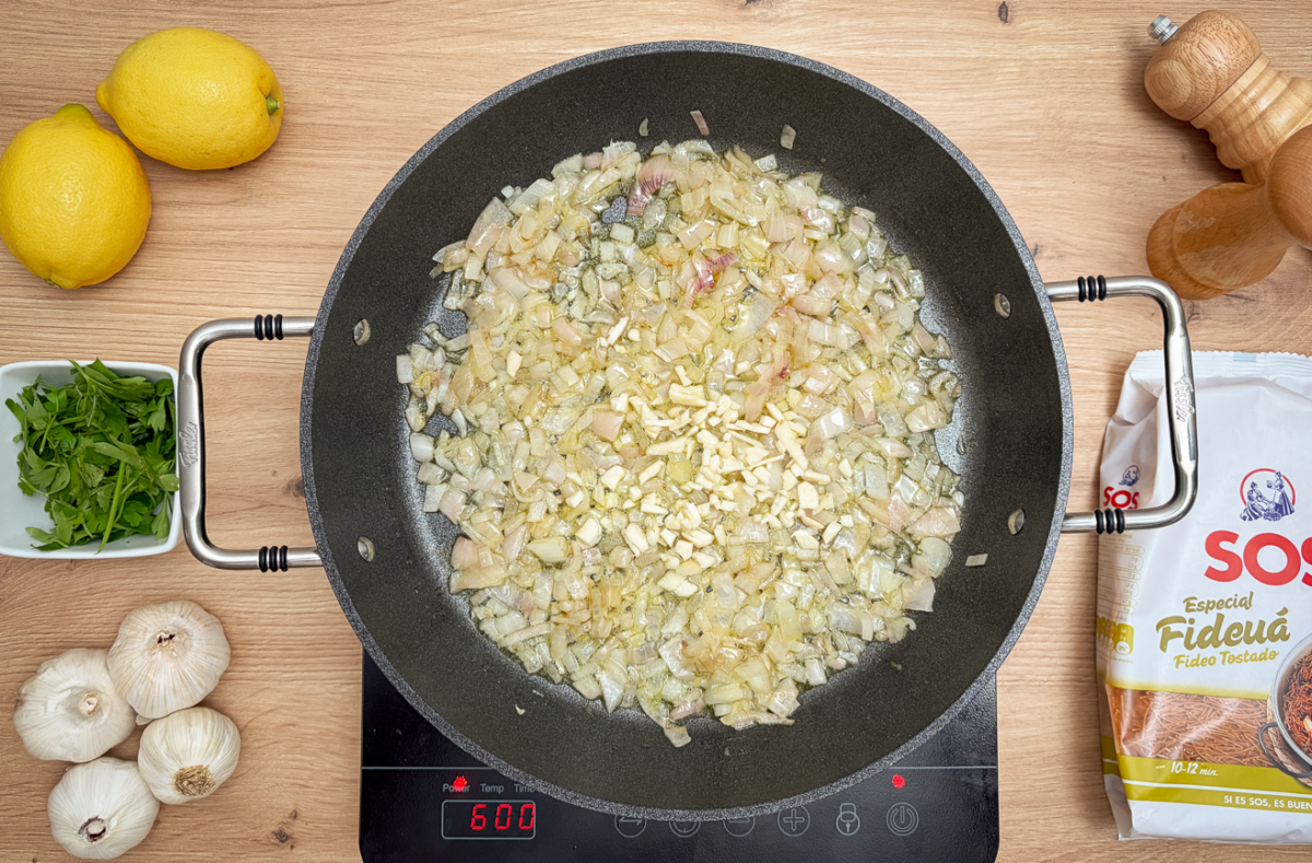 Fideuá de pulpo y gambas. Receta fácil y sabrosa que siempre sale bien