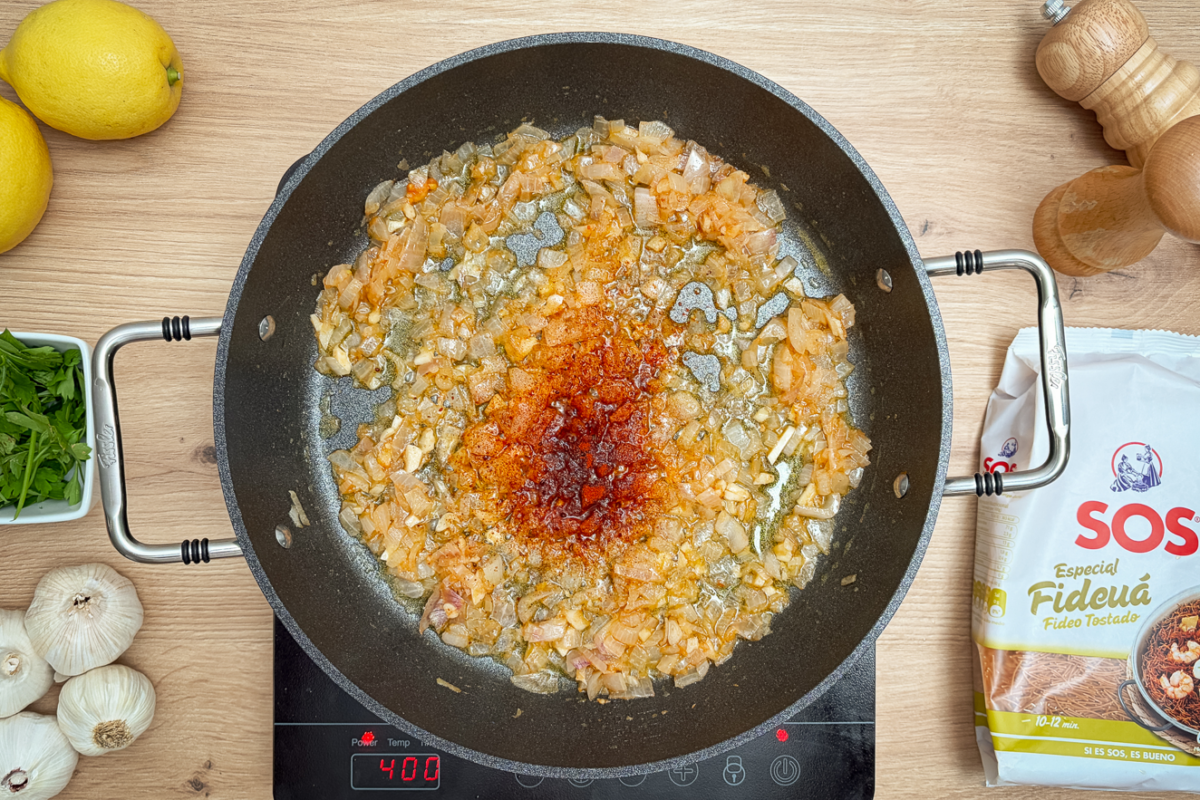 Fideuá de pulpo y gambas. Receta fácil y sabrosa que siempre sale bien