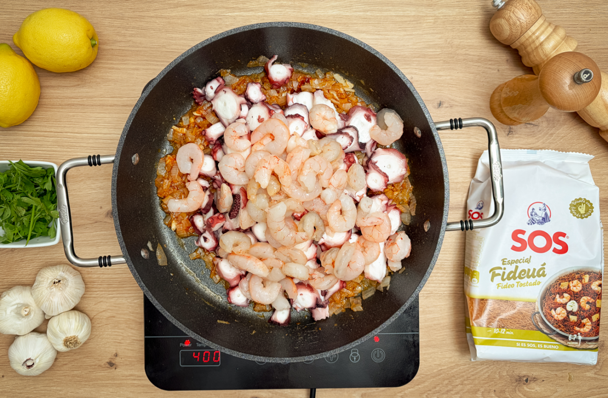 Fideuá de pulpo y gambas. Receta fácil y sabrosa que siempre sale bien