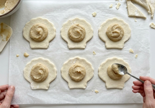Ahorcaditos de Santo Domingo de la Calzada, hojaldre riojano con crema de almendra