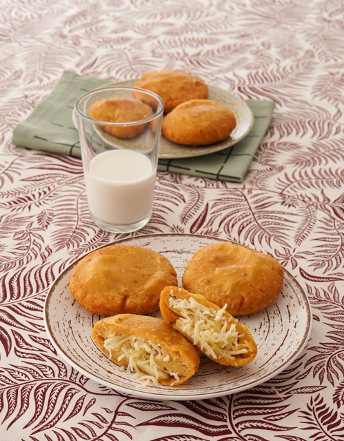 Arepas dulces venezolanas abombadas rellenas de queso. Receta fácil con papelón y anís