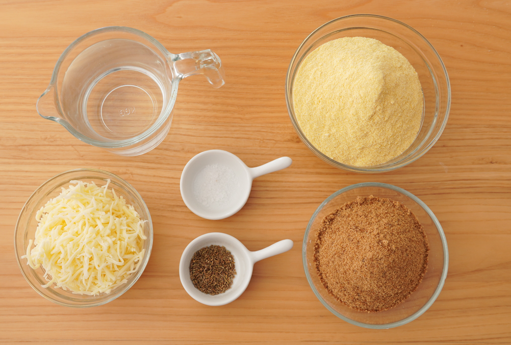 Arepas dulces venezolanas abombadas rellenas de queso. Receta fácil con papelón y anís