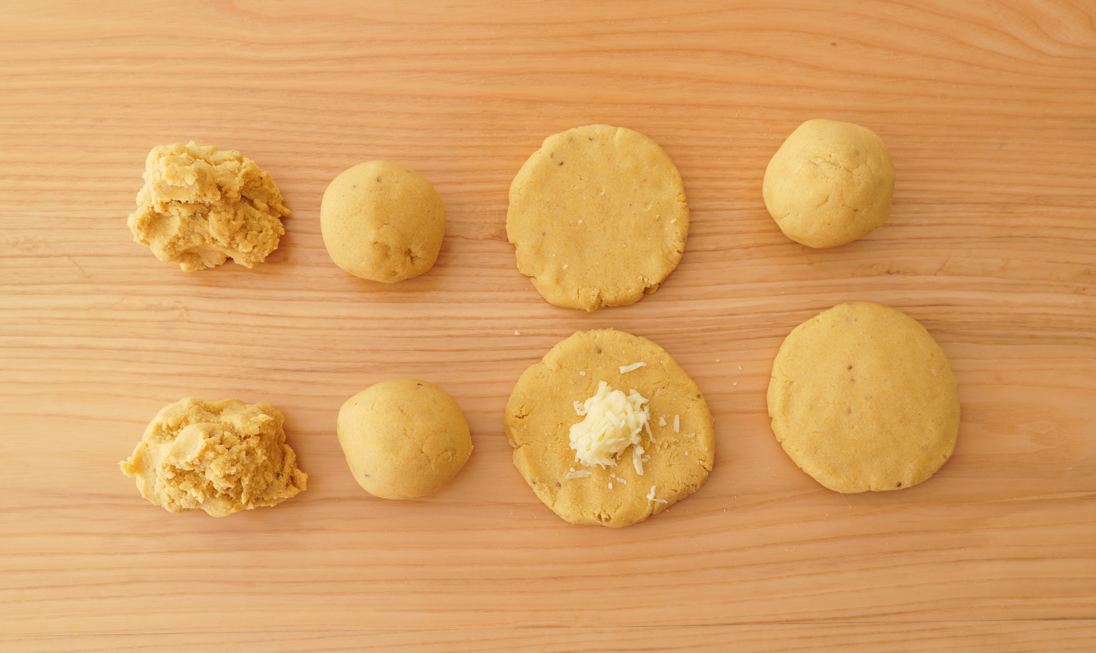 Arepas dulces venezolanas abombadas rellenas de queso. Receta fácil con papelón y anís
