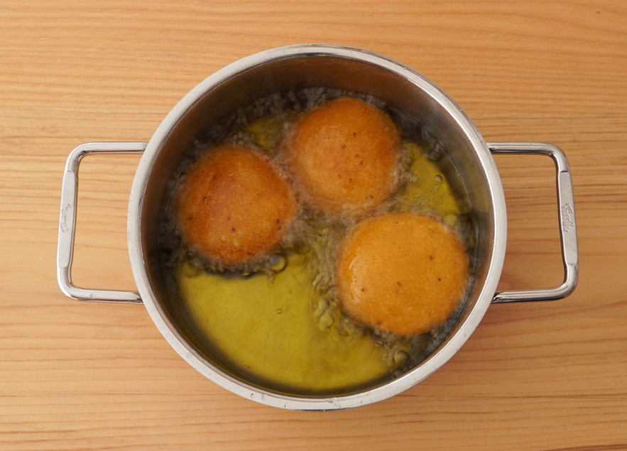 Arepas dulces venezolanas abombadas rellenas de queso. Receta fácil con papelón y anís