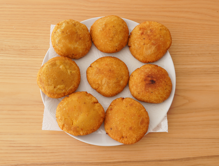 Arepas dulces venezolanas abombadas rellenas de queso. Receta fácil con papelón y anís