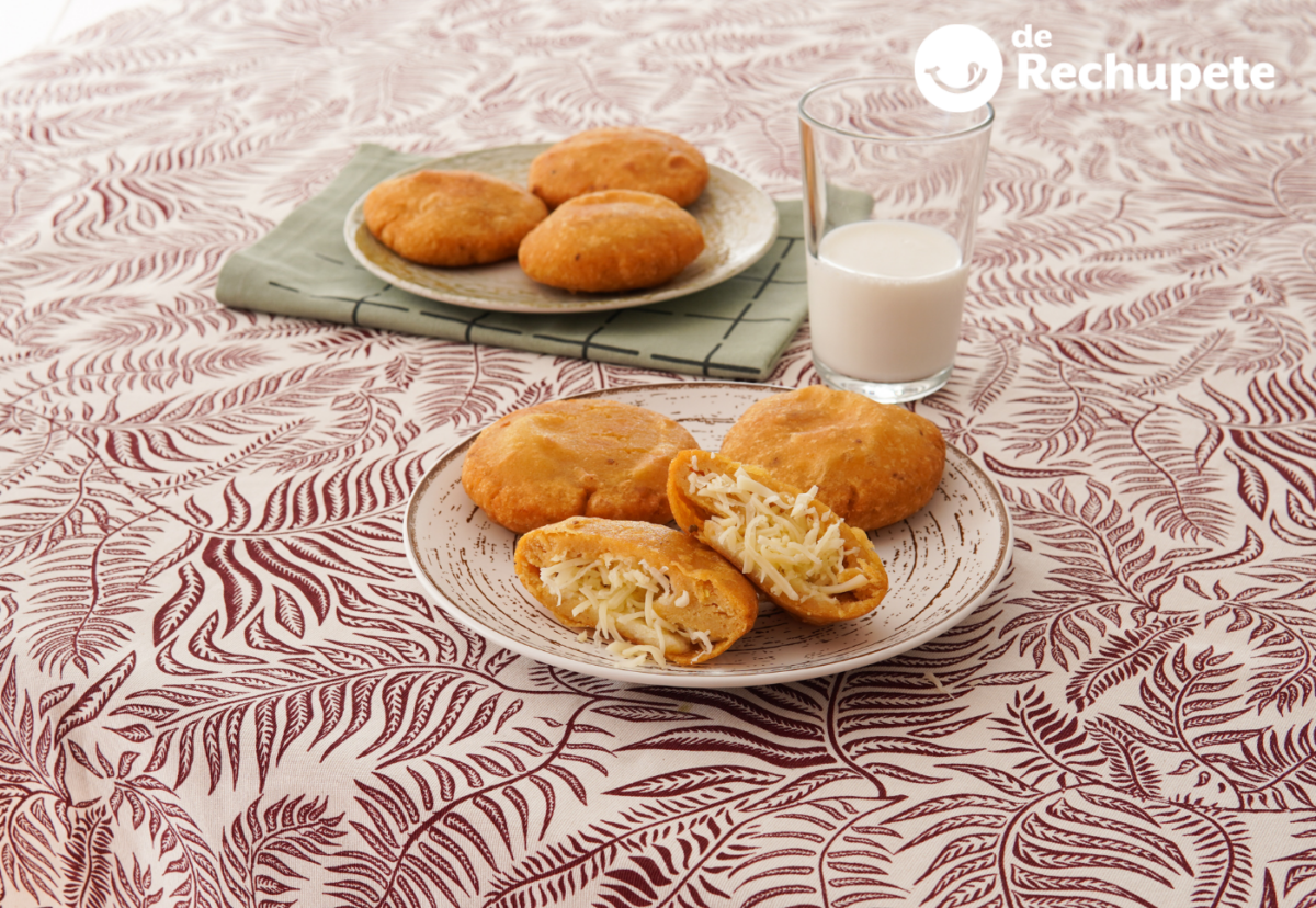 Arepas dulces venezolanas abombadas rellenas de queso. Receta fácil con papelón y anís