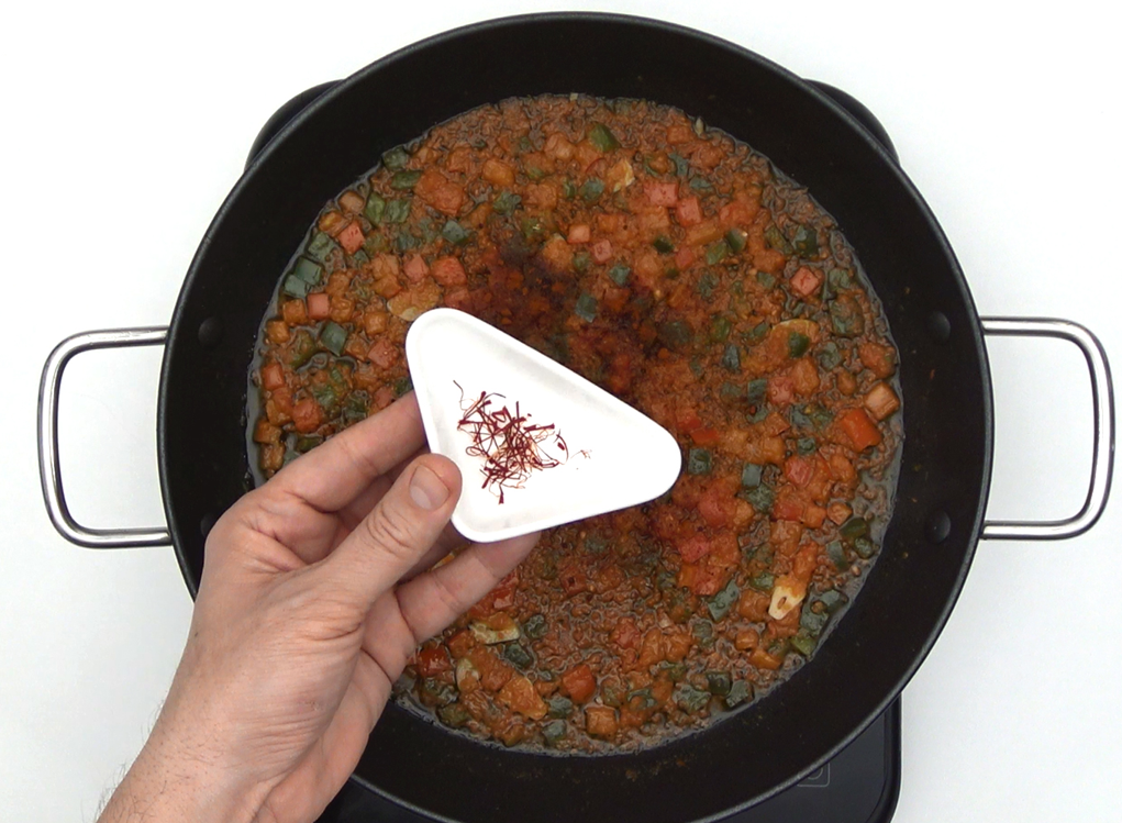Arroz alicantino con pollo y costilla. Receta casera llena de sabor
