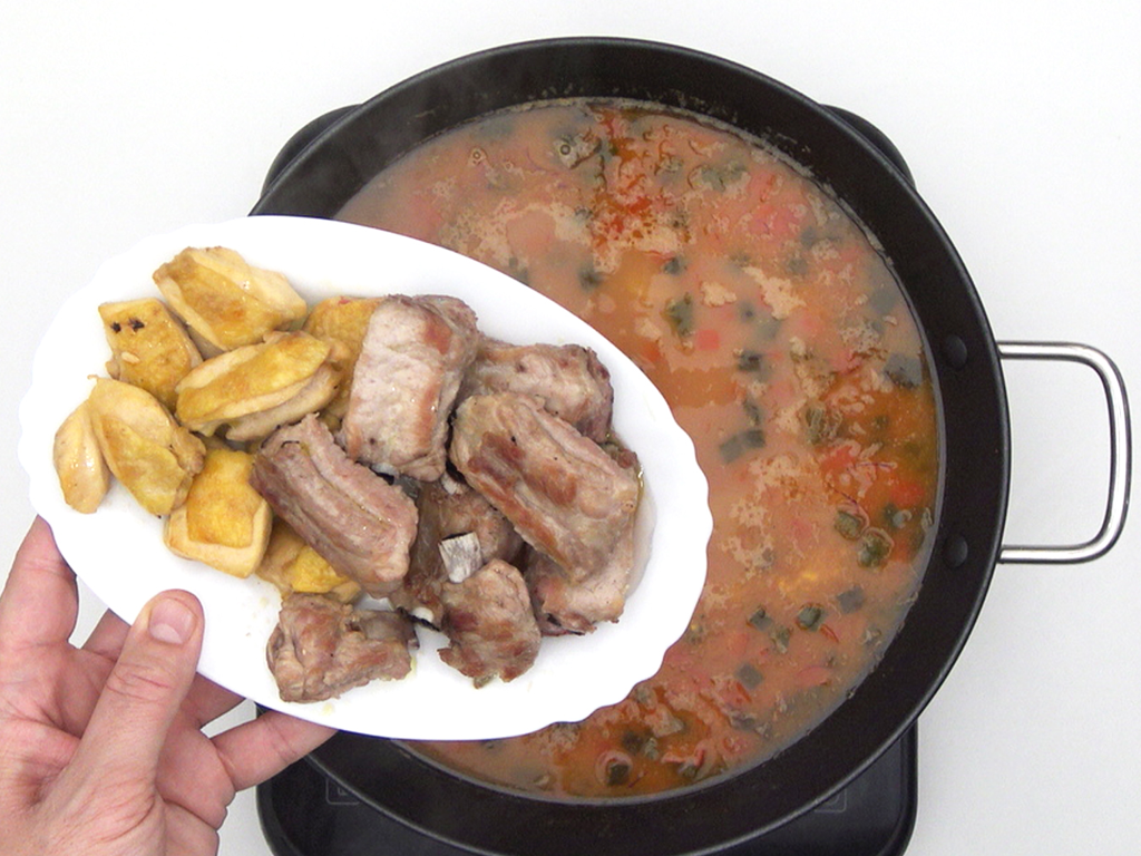 Arroz alicantino con pollo y costilla. Receta casera llena de sabor