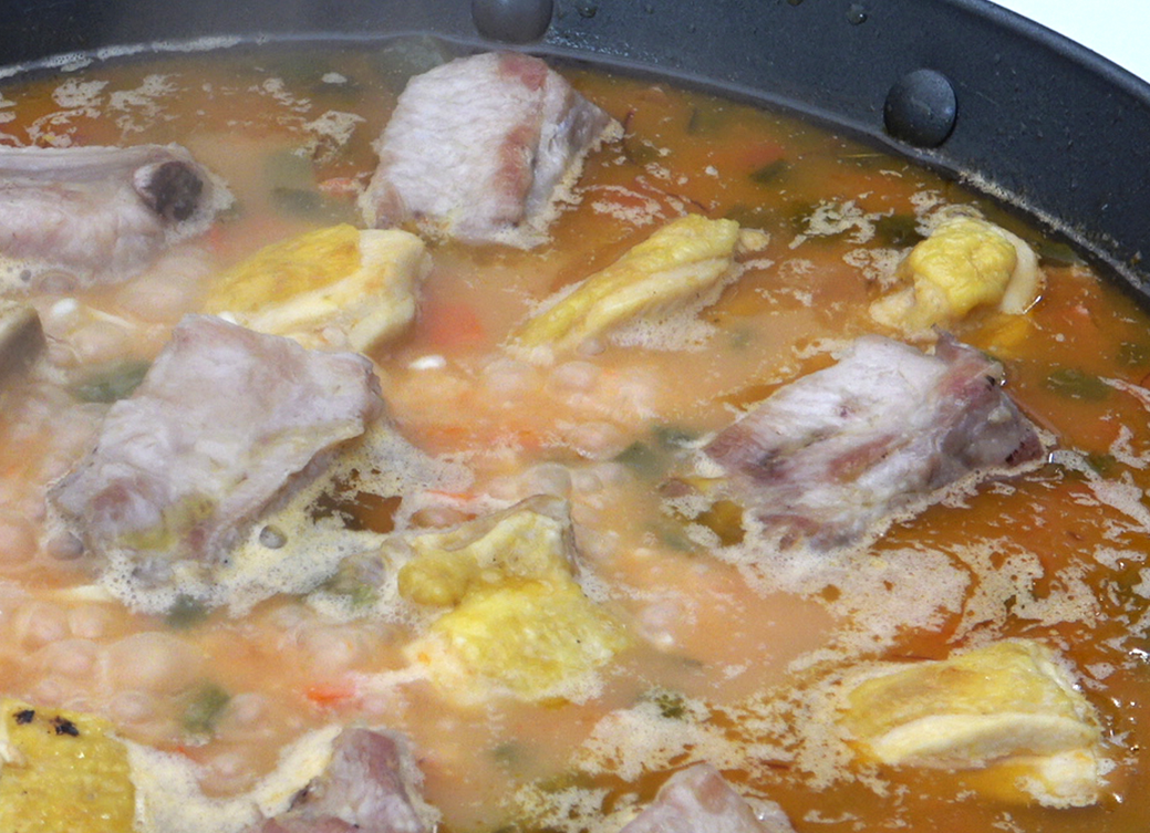 Arroz alicantino con pollo y costilla. Receta casera llena de sabor