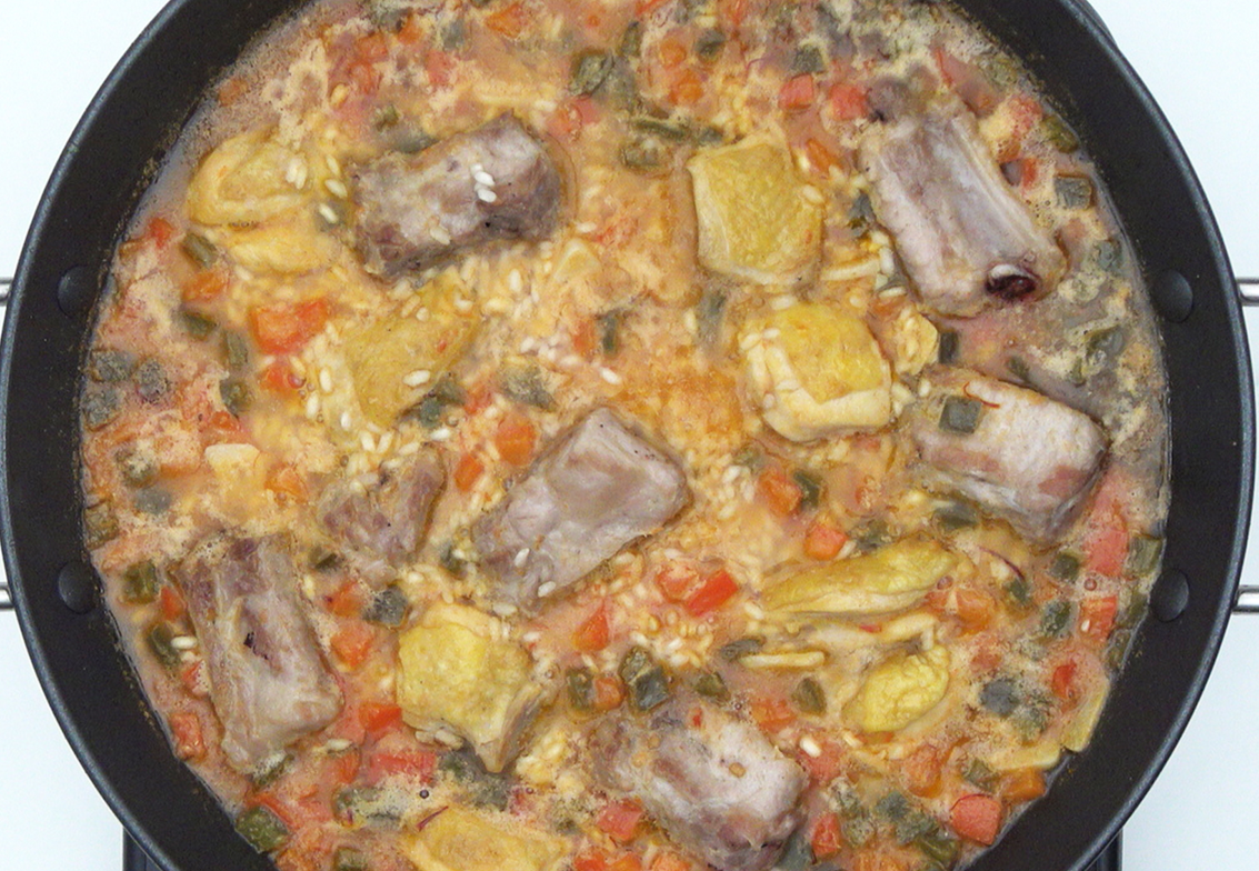 Arroz alicantino con pollo y costilla. Receta casera llena de sabor