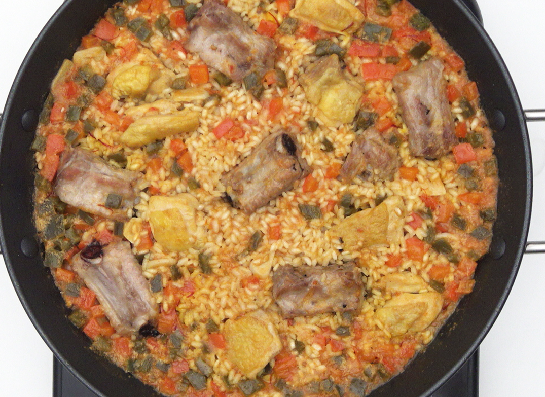 Arroz alicantino con pollo y costilla. Receta casera llena de sabor