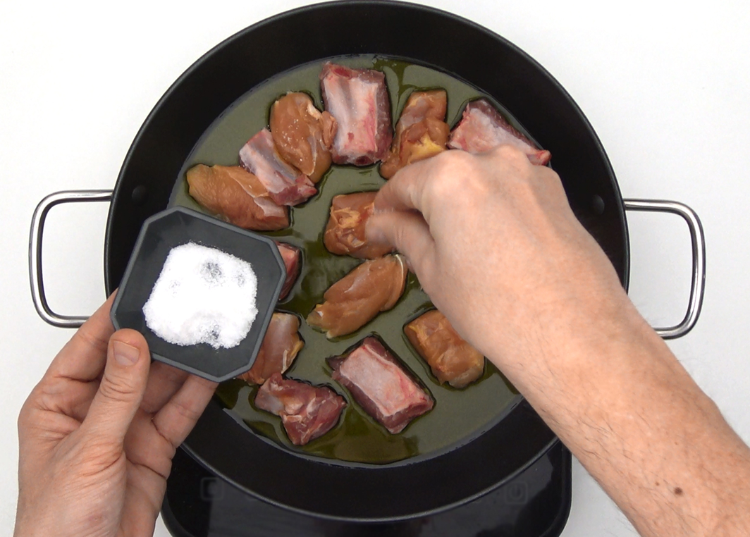 Arroz alicantino con pollo y costilla. Receta casera llena de sabor
