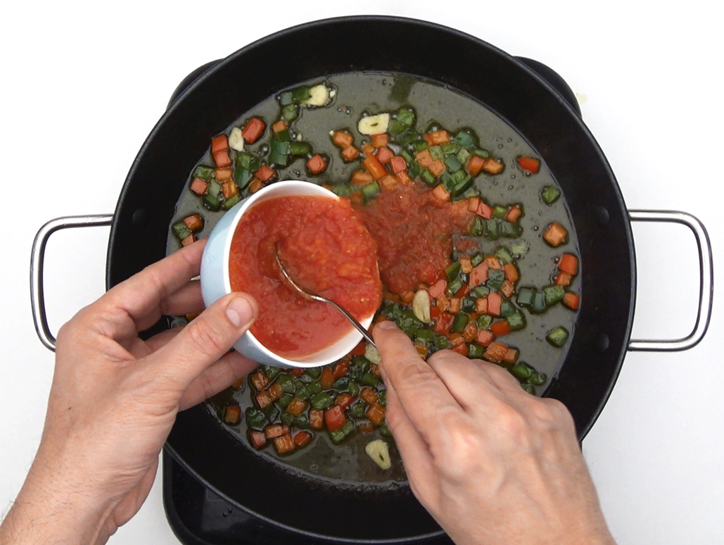 Arroz alicantino con pollo y costilla. Receta casera llena de sabor
