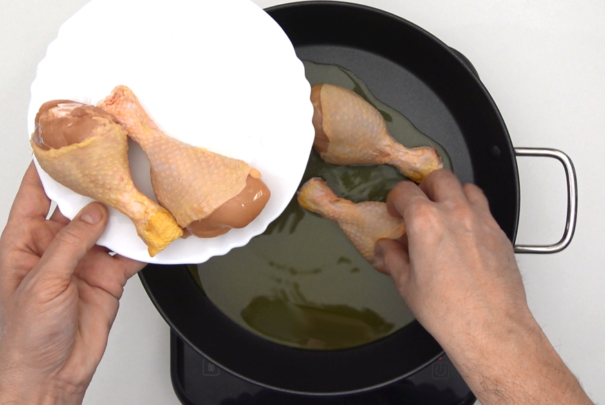 Arroz con muslitos de pollo. Receta tradicional y fácil
